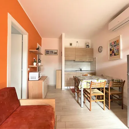 First Floor Flat With Terrace And Pool Access アパート