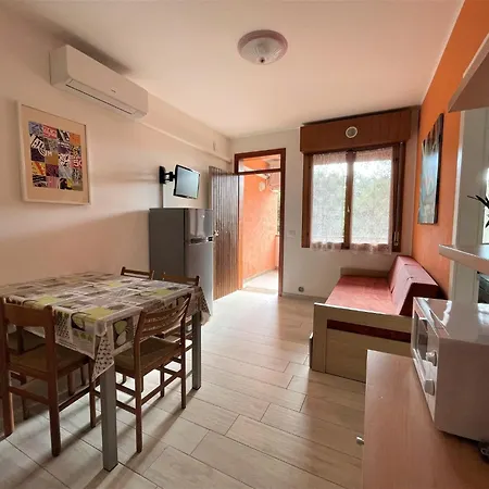 شقة First Floor Flat With Terrace And Pool Access