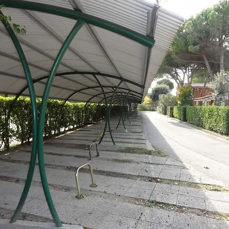 First Floor Flat With Terrace And Pool Access アパート