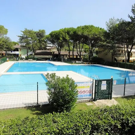 First Floor Flat With Terrace And Pool Access